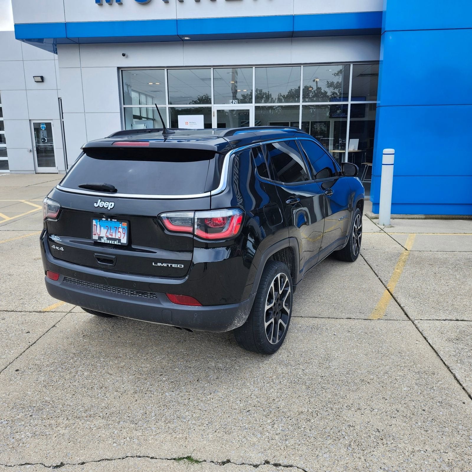 View vehicle photo 4