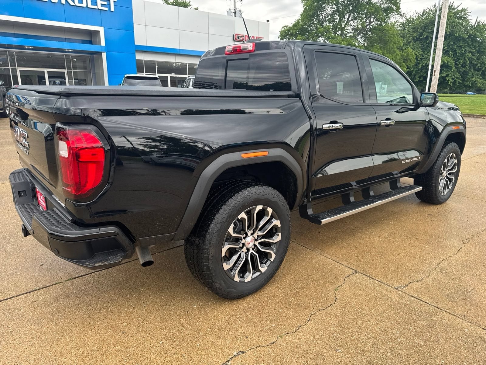 View vehicle photo 3