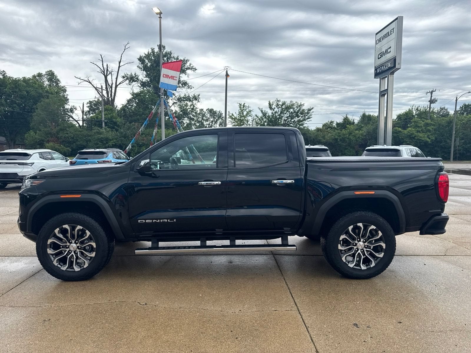 View vehicle photo 7