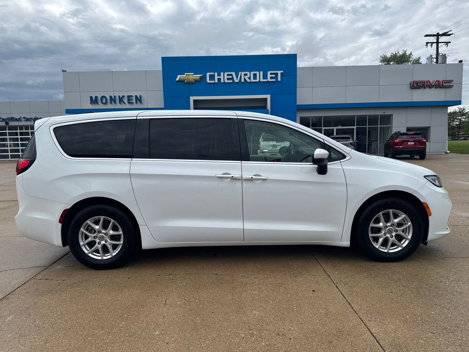 View vehicle photo 2