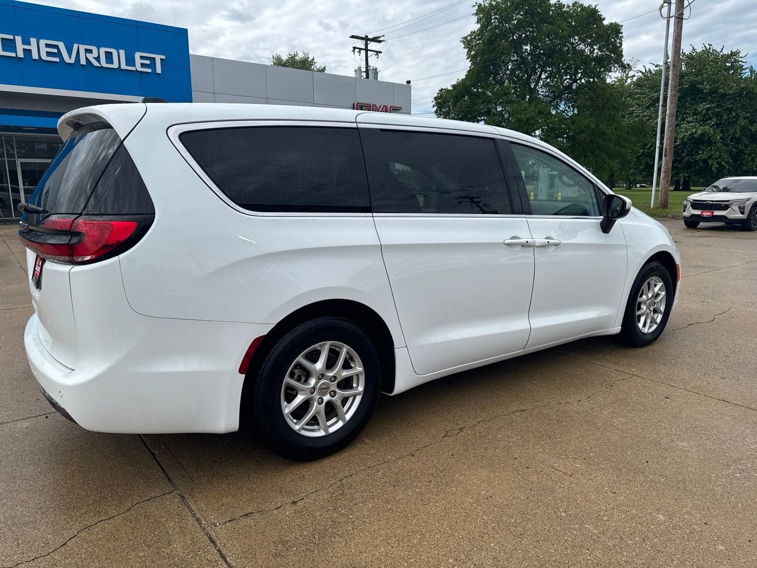 View vehicle photo 3
