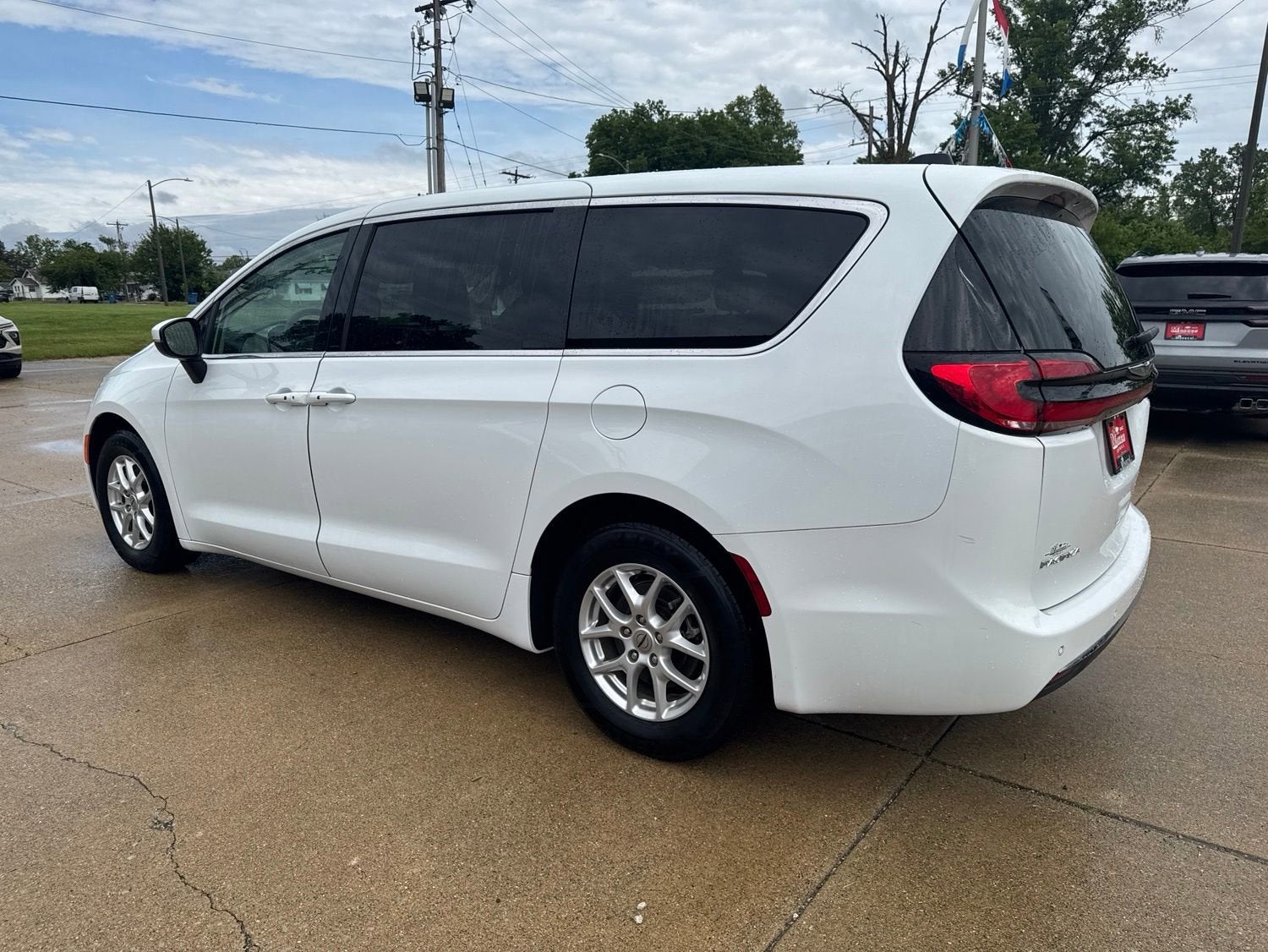 View vehicle photo 5