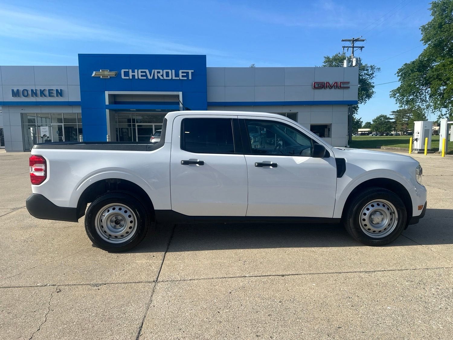 View vehicle photo 2
