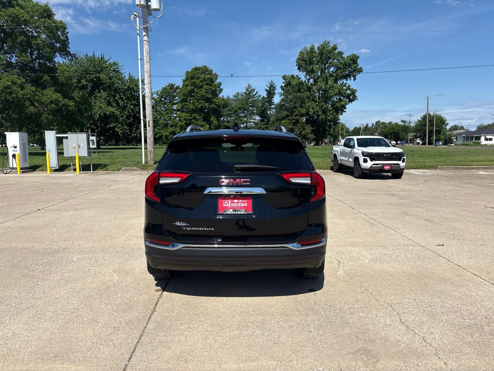 View vehicle photo 4