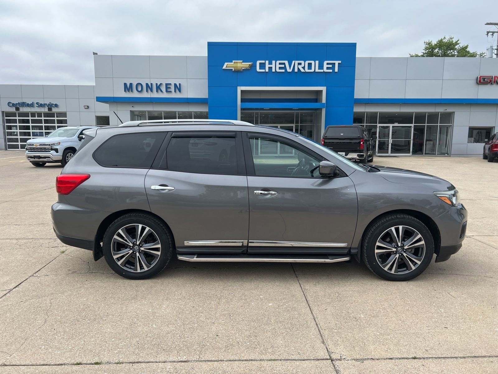 View vehicle photo 2