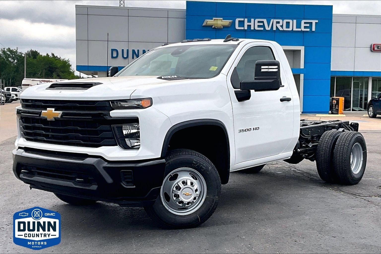 Summit White 2026 Chevrolet Silverado 3500HD Chassis Pickup Truck Four-Wheel Drive Automatic