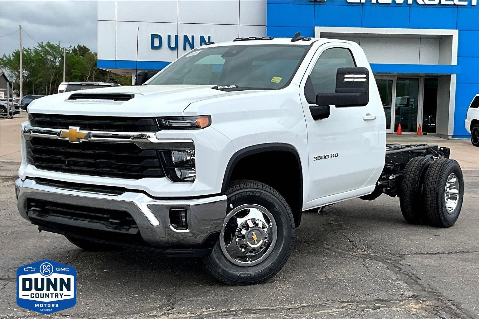 Summit White 2026 Chevrolet Silverado 3500HD Chassis Pickup Truck Four-Wheel Drive Automatic