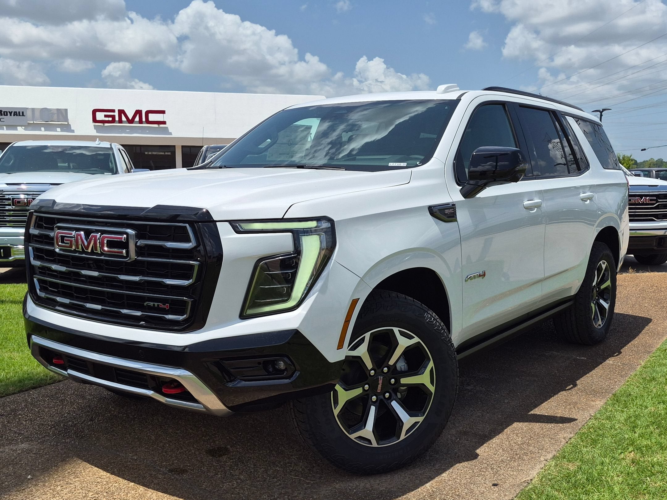 Summit White 2026 GMC Yukon SUV / Crossover Four-Wheel Drive Automatic