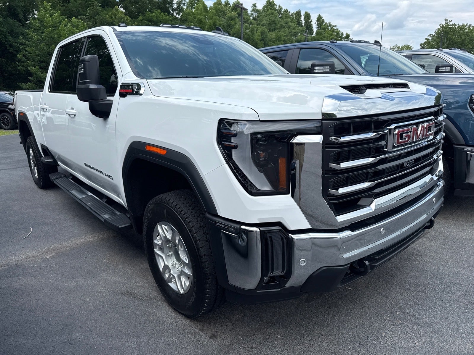 Summit White 2026 GMC Sierra 2500HD Pickup Truck Four-Wheel Drive Automatic