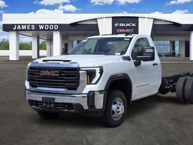 Summit White 2026 GMC Sierra 3500HD Chassis Pickup Truck Four-Wheel Drive Automatic