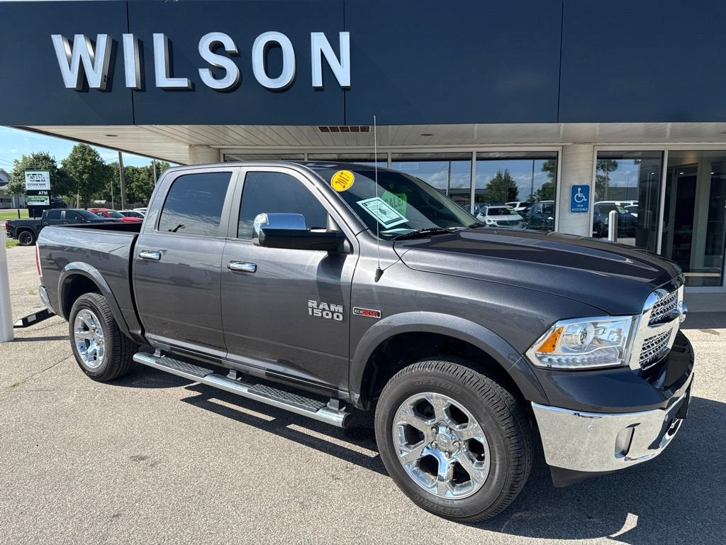 2017 RAM 1500 Gris Camioneta Todo terreno 