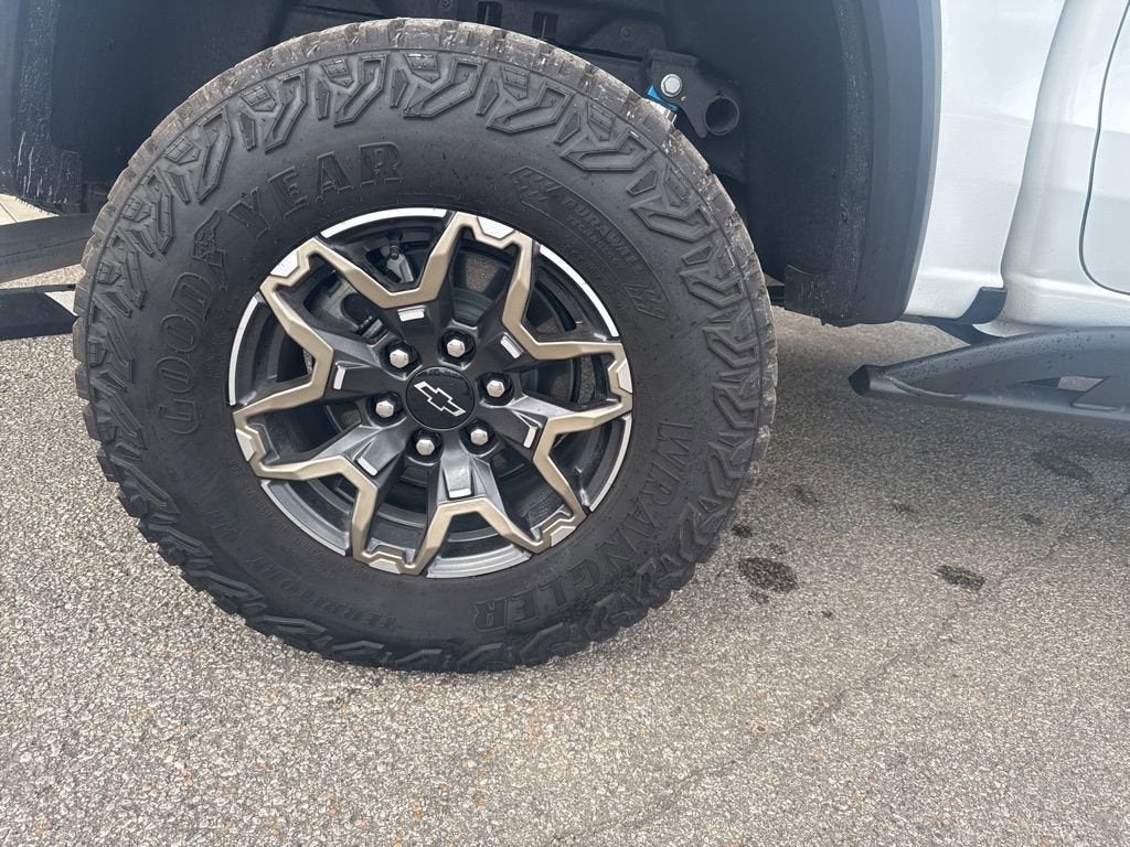 View vehicle photo 7