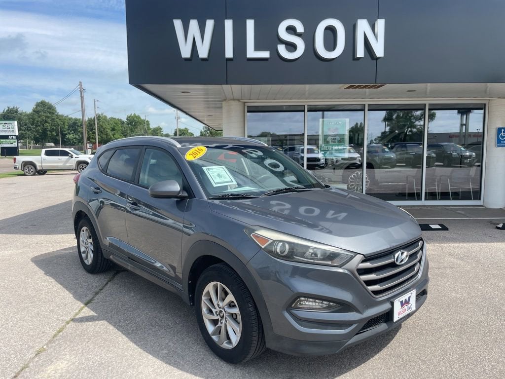 White 2016 Hyundai Tucson 2.0L SE AWD with Beige Seats SUV / Crossover All-Wheel Drive Automatic