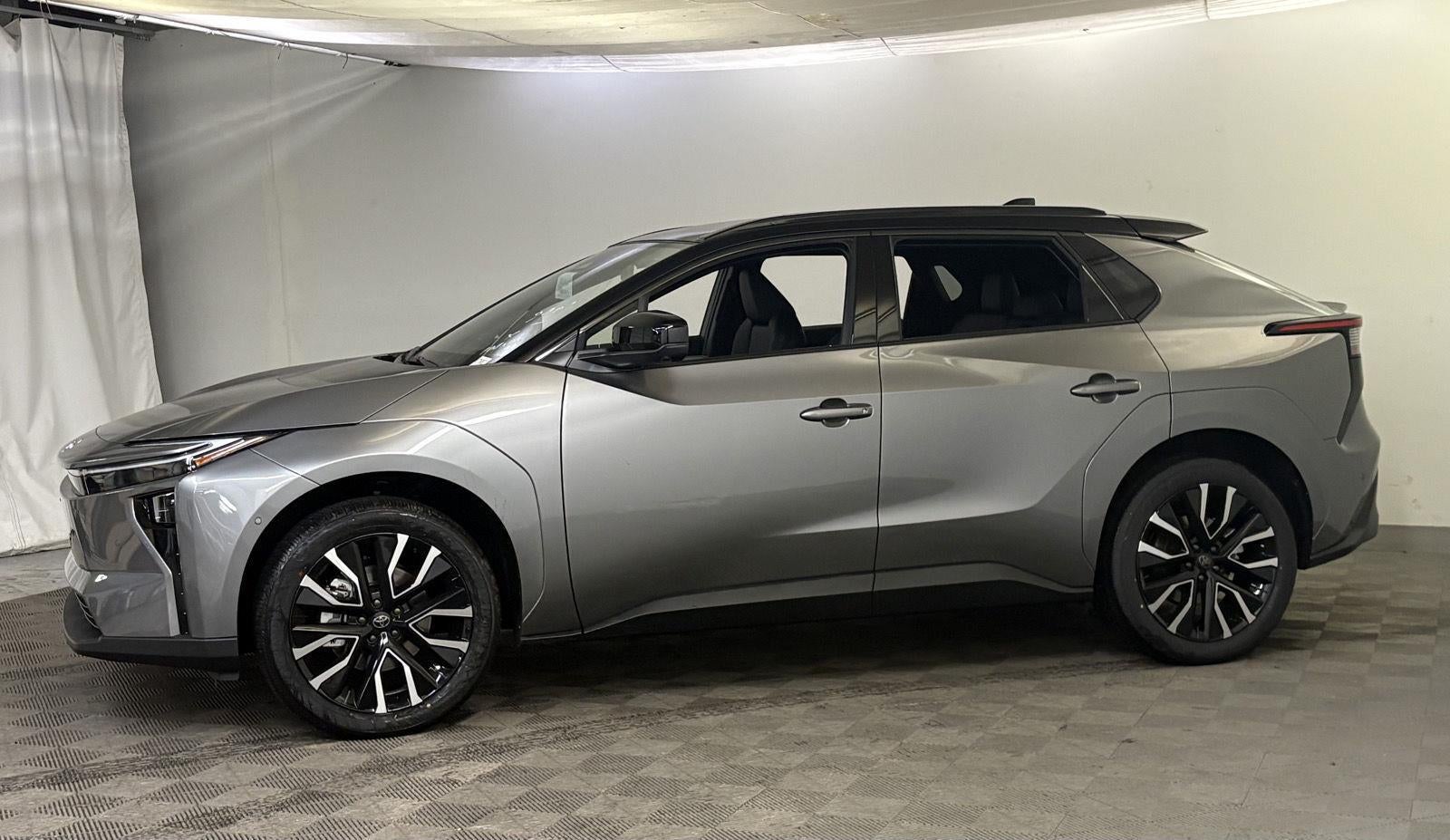 View vehicle photo 2