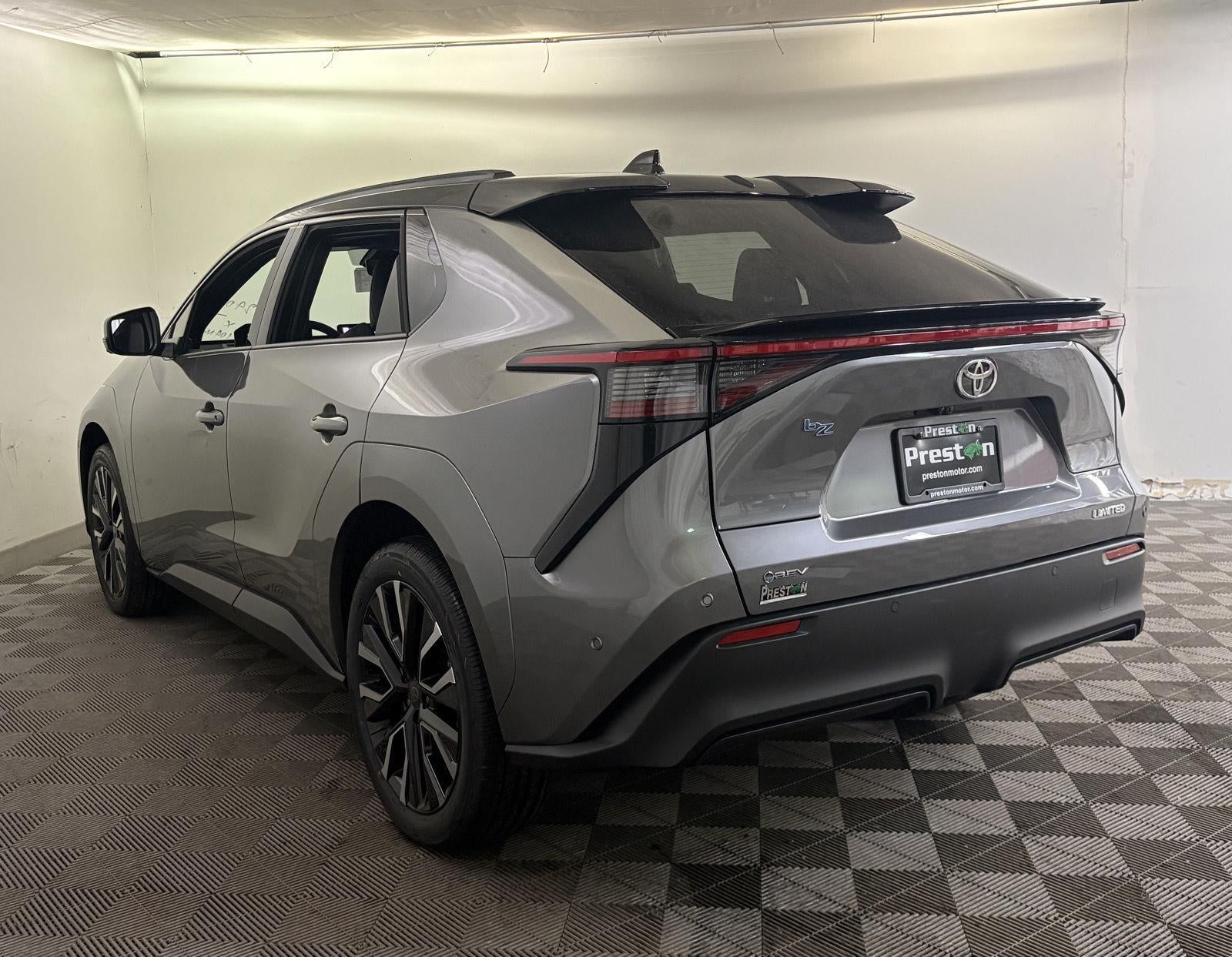 View vehicle photo 3