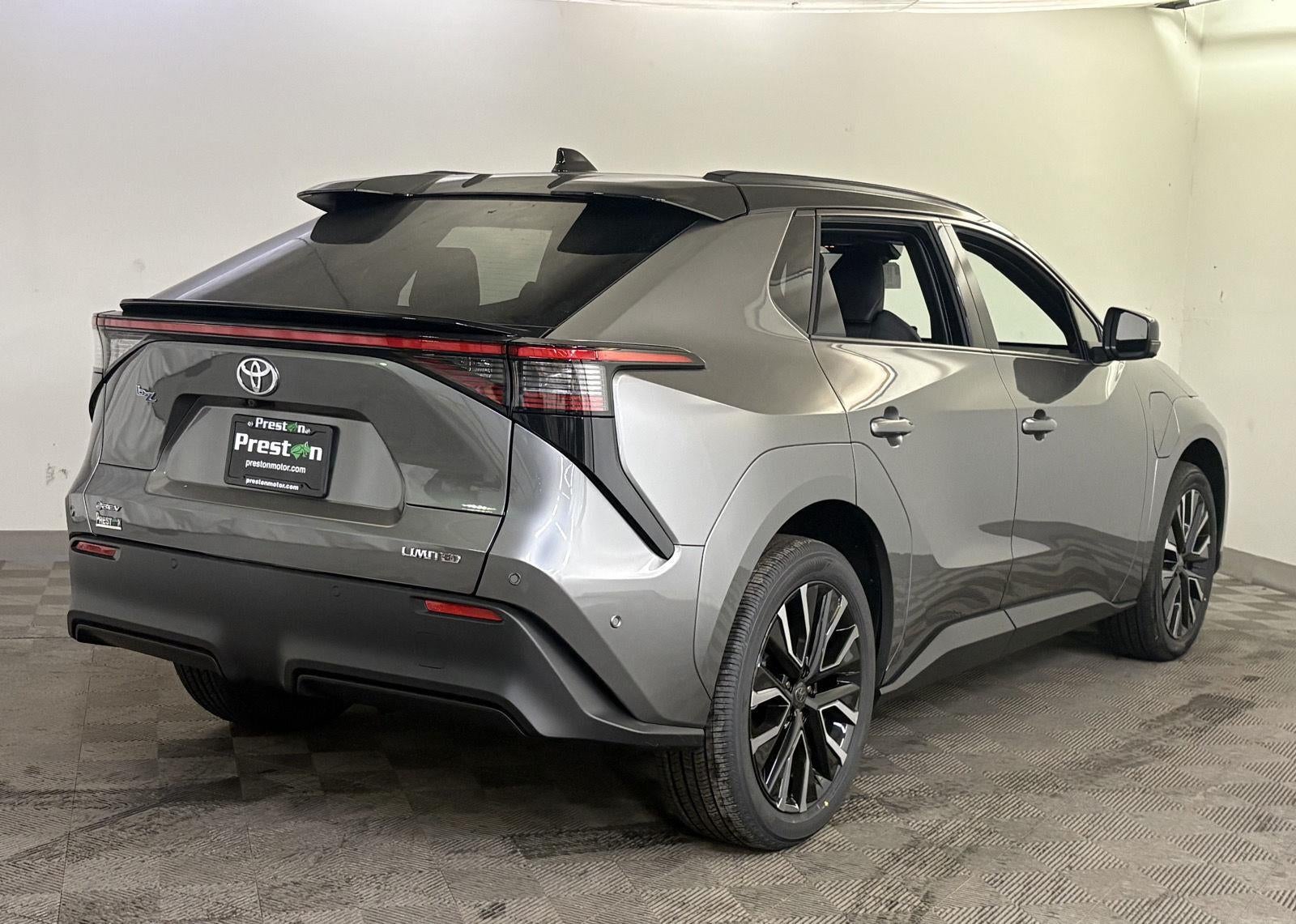 View vehicle photo 5