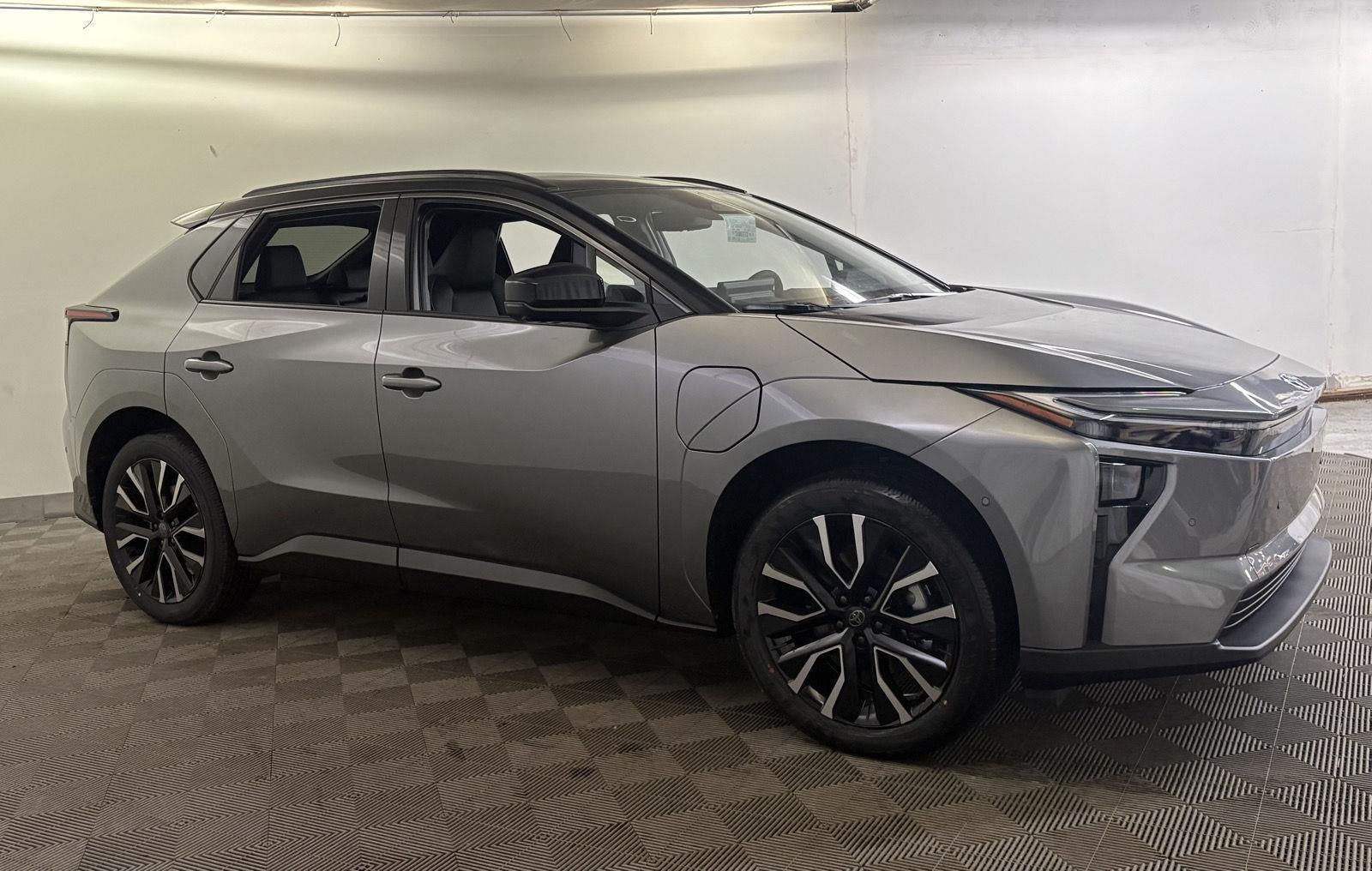 View vehicle photo 6