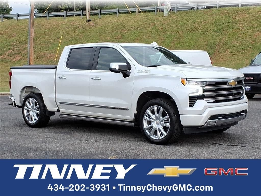 White (Iridescent Pearl Tricoat) 2022 Chevrolet Silverado 1500 Pickup Truck Four-Wheel Drive Automatic
