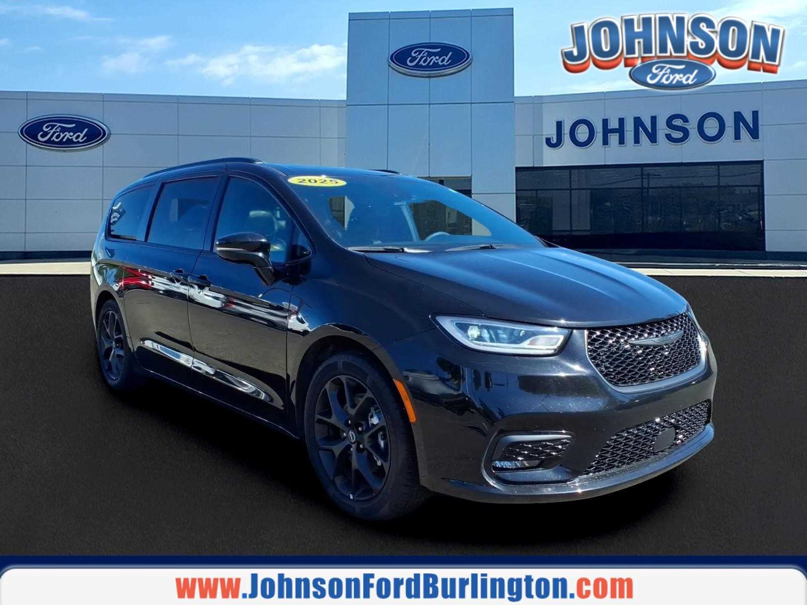 Diamond Black Crystal Pearlcoat 2025 Chrysler Pacifica Minivan Front-Wheel Drive 9-Speed Automatic
