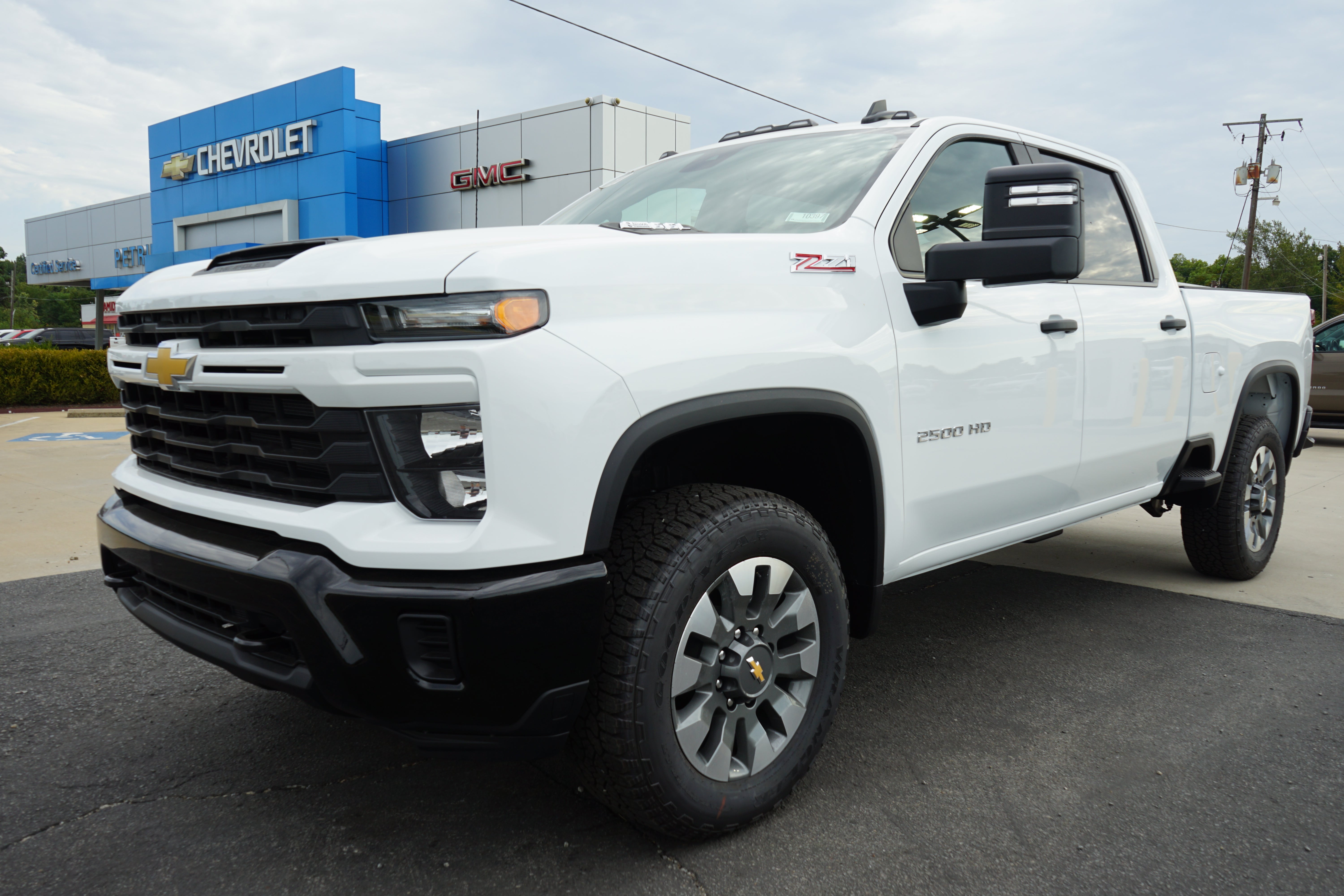 Summit White 2026 Chevrolet Silverado 2500HD Pickup Truck Four-Wheel Drive Automatic