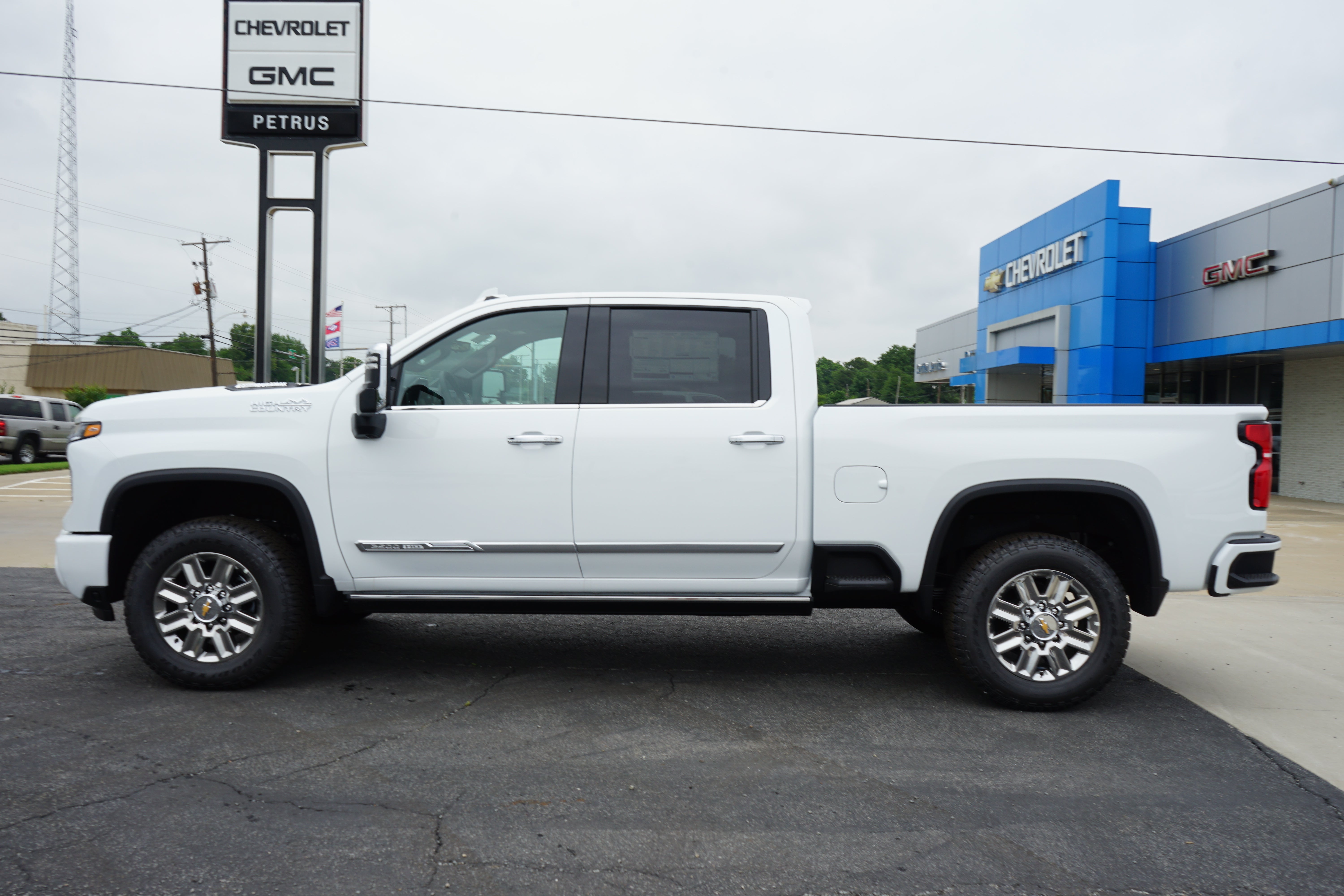 Summit White 2026 Chevrolet Silverado 2500HD Pickup Truck Four-Wheel Drive Automatic
