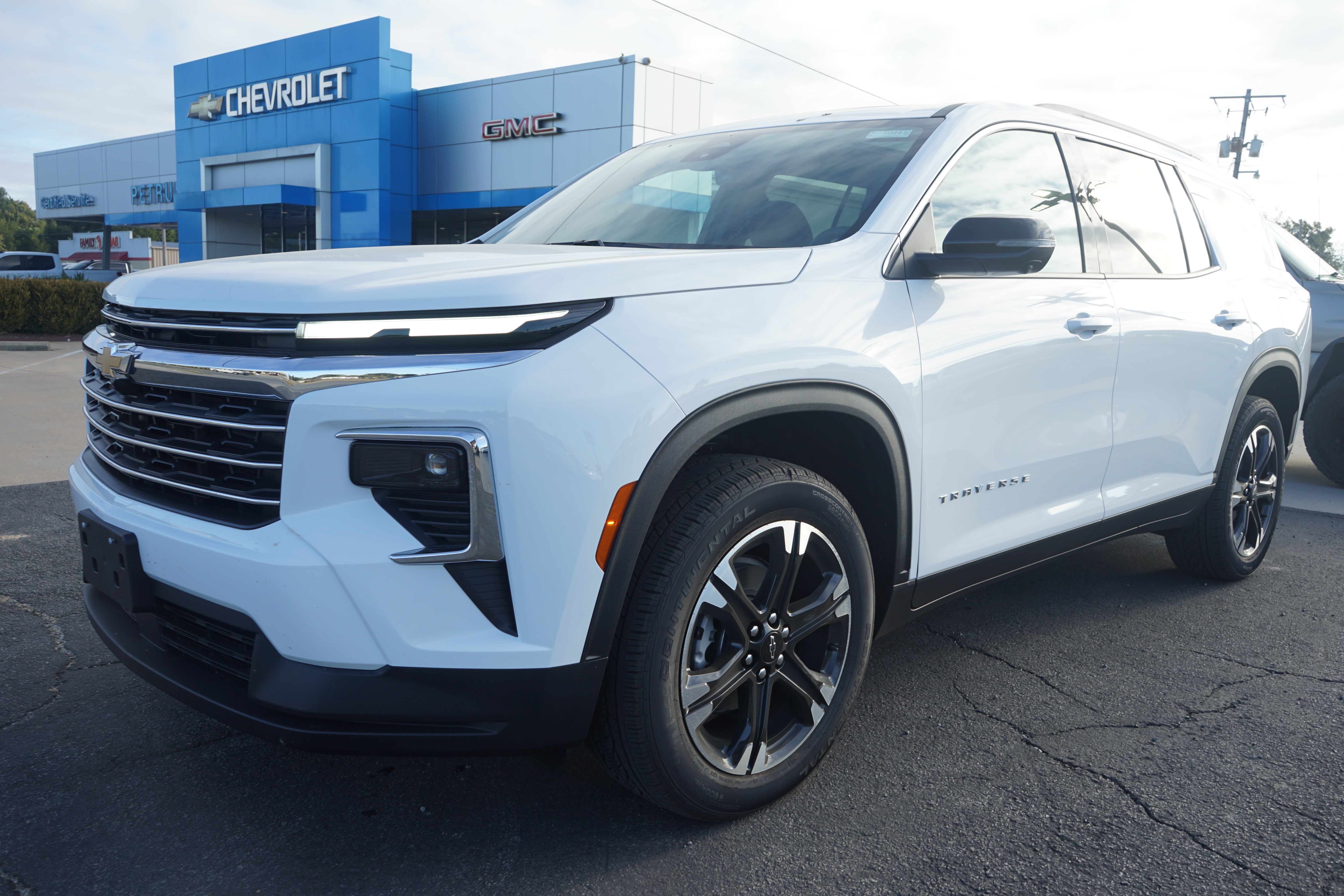 Summit White 2027 Chevrolet Traverse SUV / Crossover Front-Wheel Drive Automatic