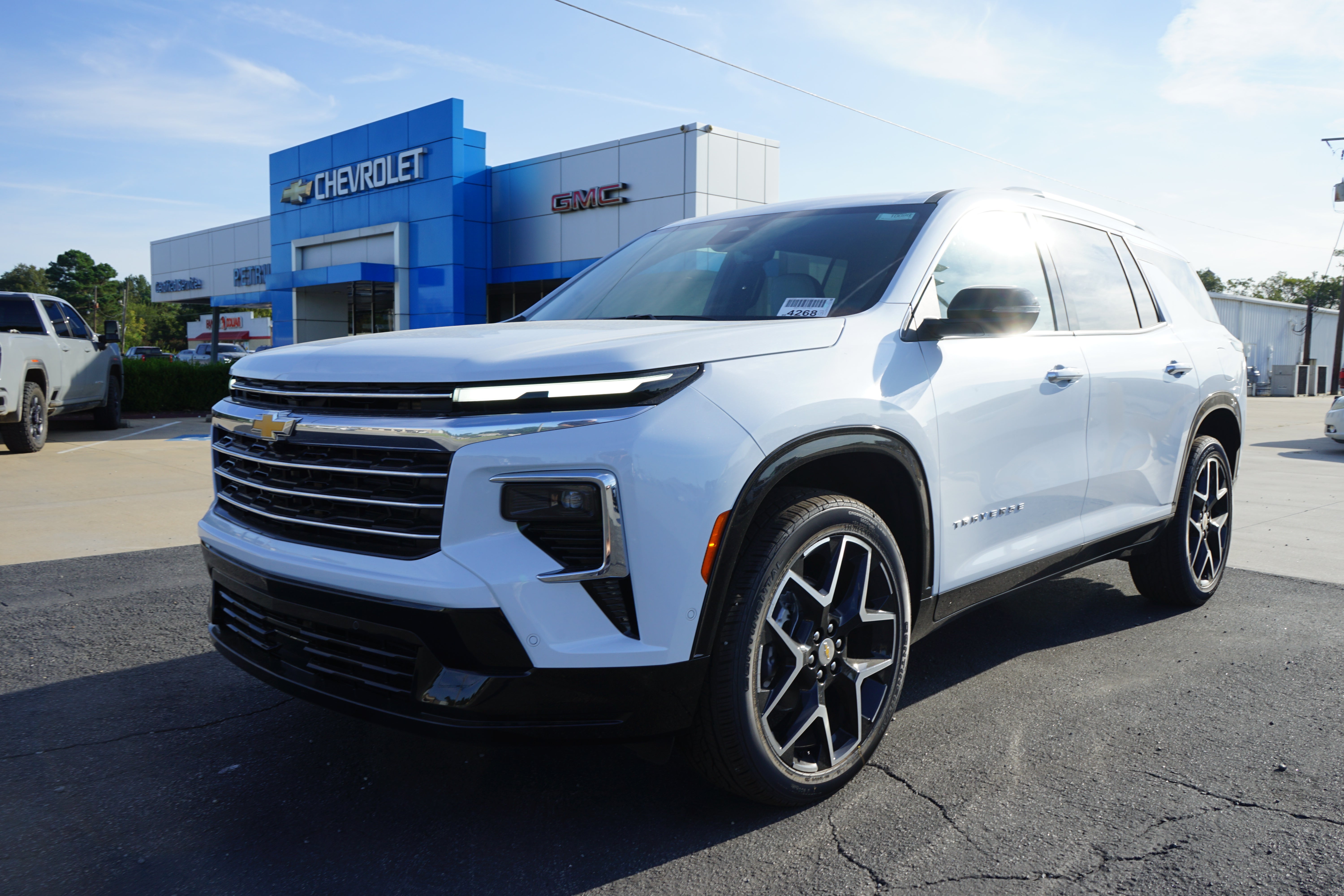 Polar White Tricoat 2026 Chevrolet Traverse SUV / Crossover Four-Wheel Drive Automatic