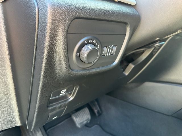 Used 2023 Diamond Black Crystal Pearlcoat Jeep Laredo image 20