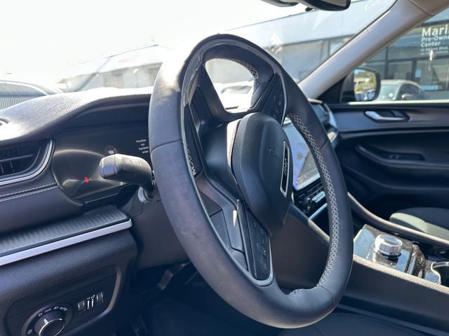 Used 2023 Diamond Black Crystal Pearlcoat Jeep Laredo image 21
