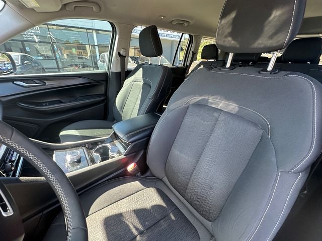 Used 2023 Diamond Black Crystal Pearlcoat Jeep Laredo image 25