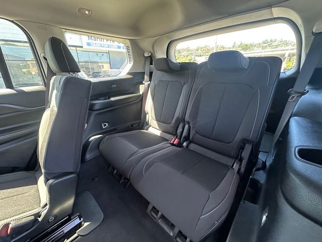 Used 2023 Diamond Black Crystal Pearlcoat Jeep Laredo image 29