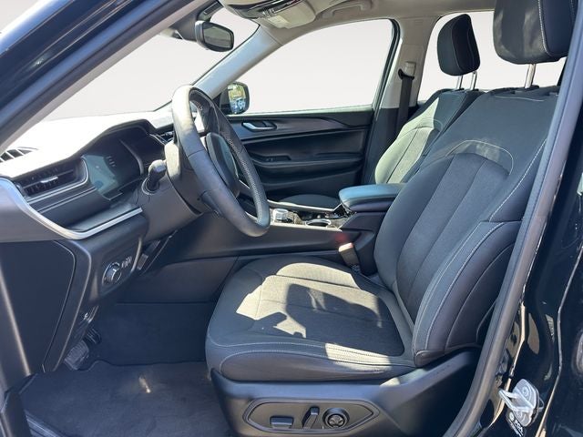 Used 2023 Diamond Black Crystal Pearlcoat Jeep Laredo image 9