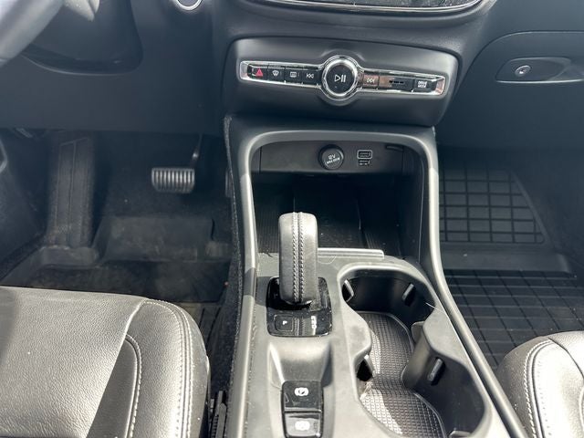 Used 2020 Ice White Volvo Momentum image 11
