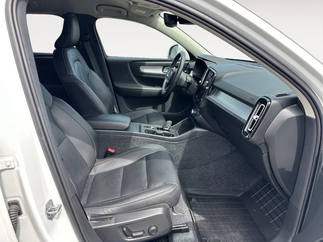 Used 2020 Ice White Volvo Momentum image 15