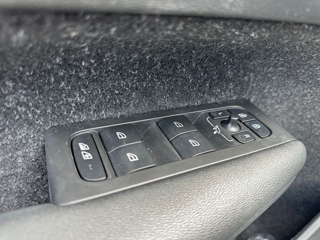 Used 2020 Ice White Volvo Momentum image 17