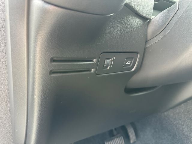 Used 2020 Ice White Volvo Momentum image 19