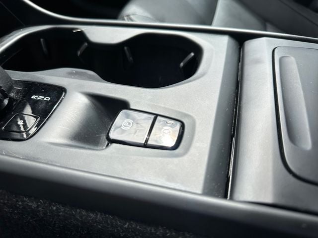 Used 2020 Ice White Volvo Momentum image 22