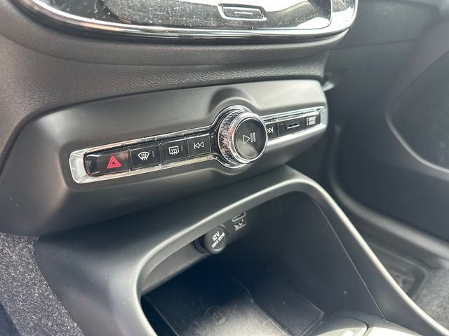 Used 2020 Ice White Volvo Momentum image 25