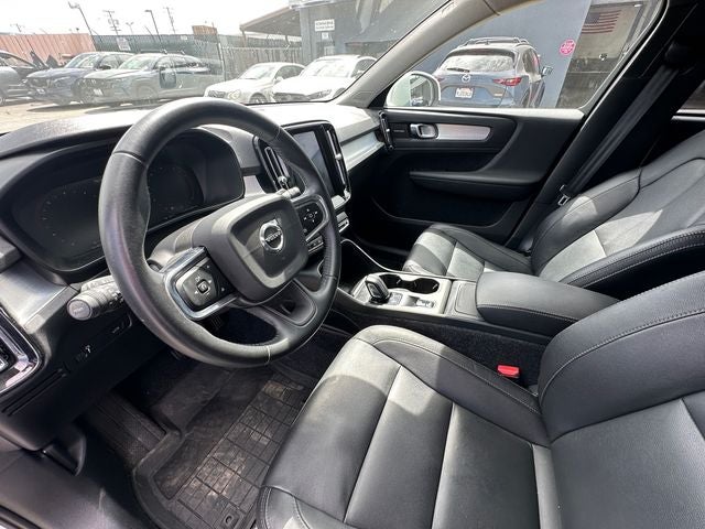 Used 2020 Ice White Volvo Momentum image 27
