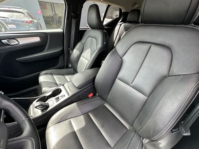 Used 2020 Ice White Volvo Momentum image 28