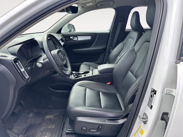 Used 2020 Ice White Volvo Momentum image 9