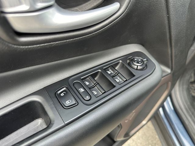 Used 2023 Slate Blue Pearlcoat Jeep Latitude image 17