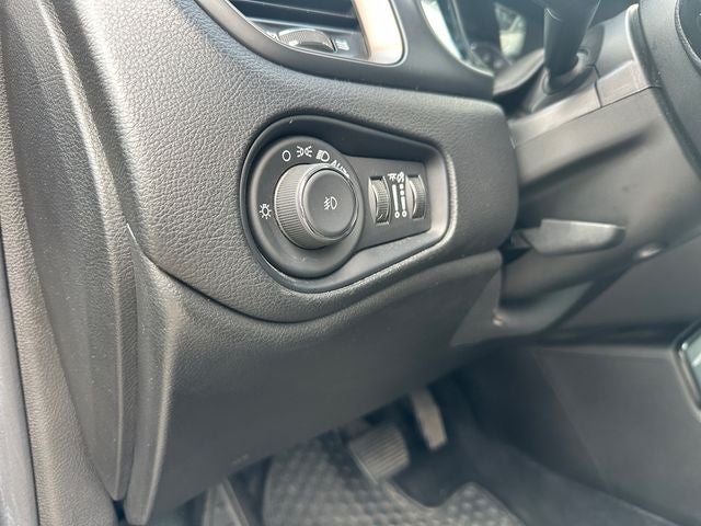 Used 2023 Slate Blue Pearlcoat Jeep Latitude image 20