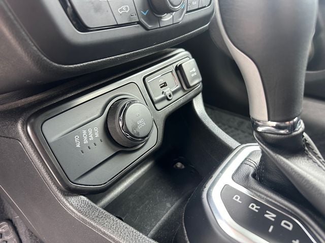 Used 2023 Slate Blue Pearlcoat Jeep Latitude image 25