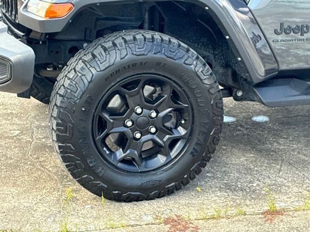 2023 Jeep Gladiator WILLYS Crew Cab Pickup Slide 10