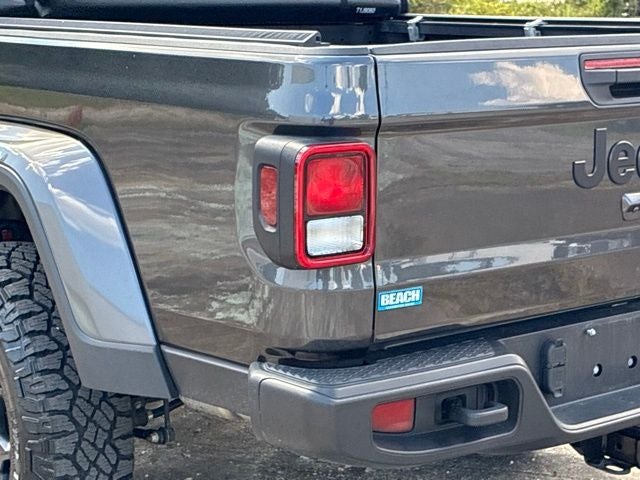 2023 Jeep Gladiator WILLYS Crew Cab Pickup Slide 11