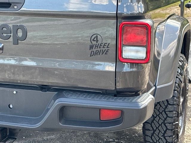 2023 Jeep Gladiator WILLYS Crew Cab Pickup Slide 12
