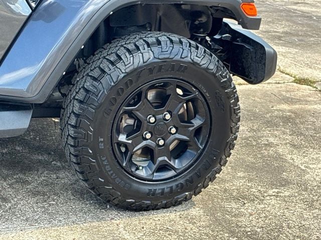 2023 Jeep Gladiator WILLYS Crew Cab Pickup Slide 14
