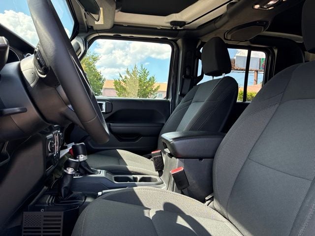 2023 Jeep Gladiator WILLYS Crew Cab Pickup Slide 19