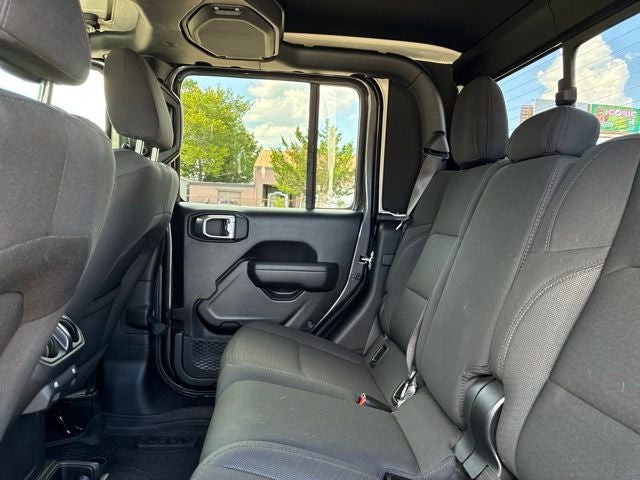 2023 Jeep Gladiator WILLYS Crew Cab Pickup Slide 21